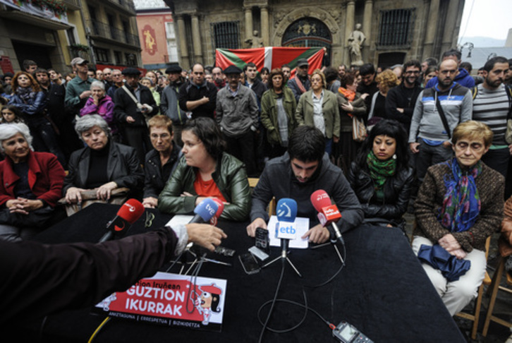 Comparecencia de este martes en Iruñea para denunciar lo ocurrido y exigir la derogación de la Ley de Símbolos. (Jagoba MANTEROLA/ARGAZKI PRESS)