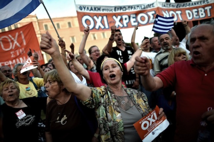 Los participantes han coreado lemas contra la troika. (Aris MESSINIS/AFP PHOTO)