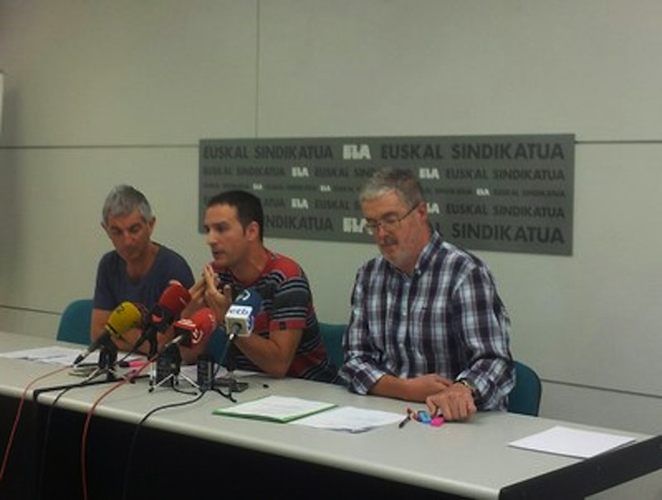 Mitxel Lakuntza, Adolfo Muñoz y Mikel Noval en la rueda de prensa en Iruñea. (ela.eus)