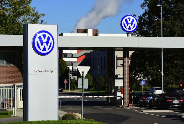 Entrada a la sede central de Volkswagen en Wolfsburgo, Alemania. (John MACDOUGALL / AFP) 