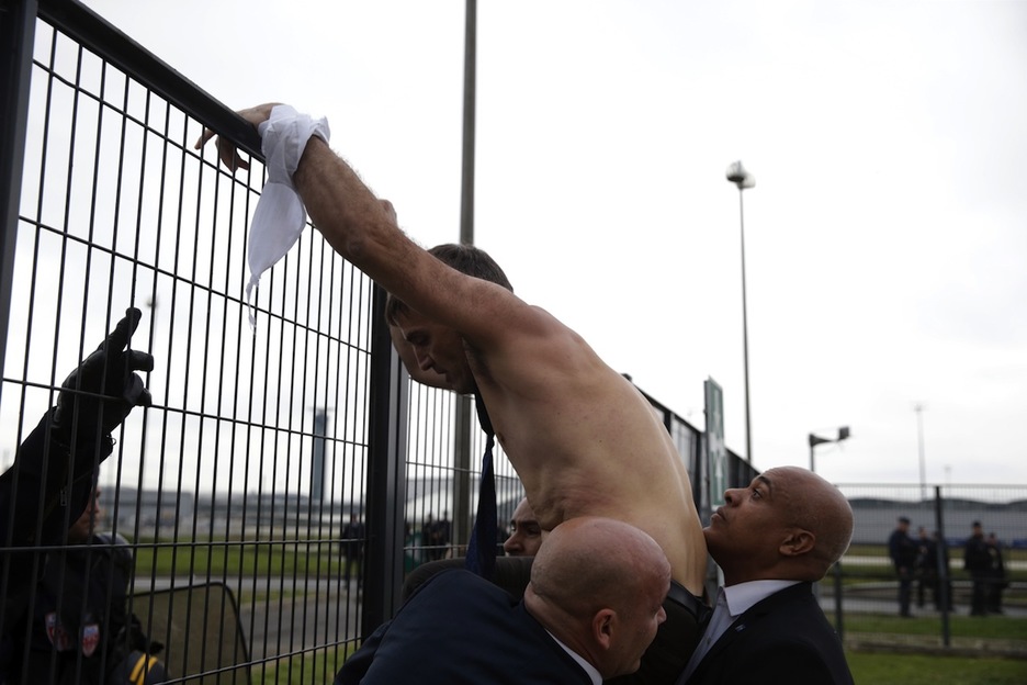 El director de Recursos Humanos, Xavier Broseta, intenta saltar una valla. (Kenzo TRIBOUILLARD/AFP)