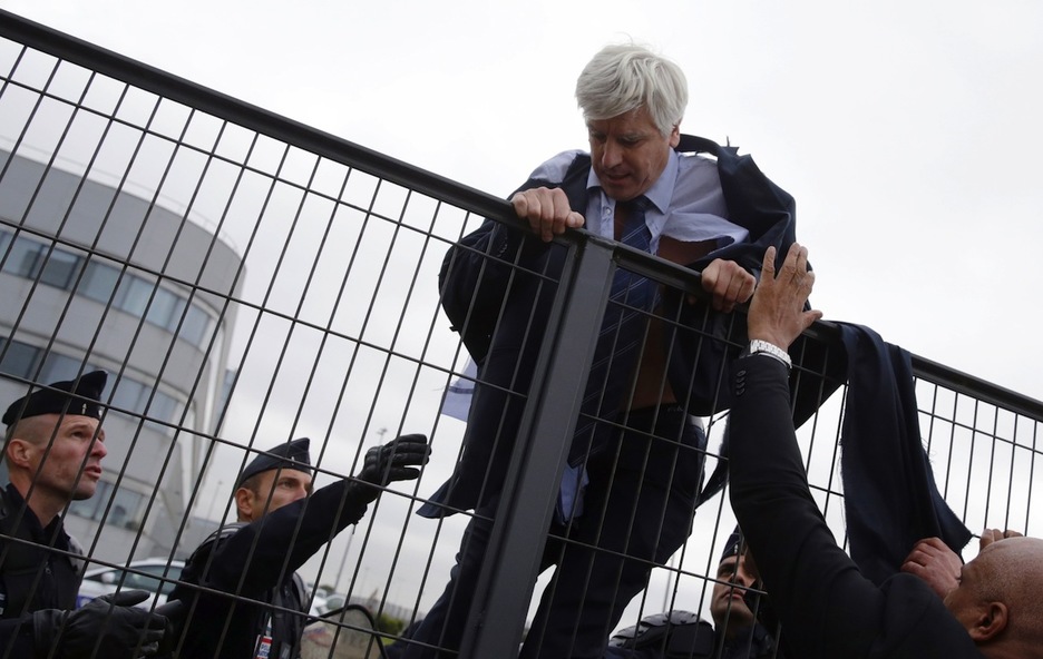 Plissonnier salta la valla que rodea la sede. (Kenzo TRIBOUILLARD/AFP)