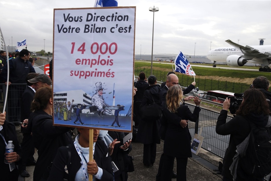 Los empleados de Air France protestan contra los despidos. (Kenzo TRIBOUILLARD/AFP)