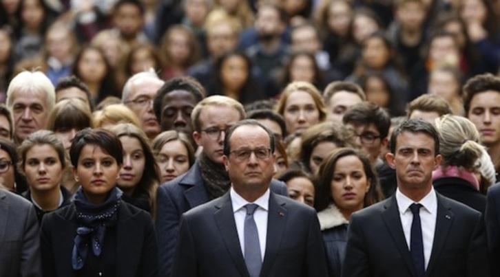 Najat Vallaud-Belkacem Hezkuntza ministroa, François Hollande presidentea eta Manuel Valls lehen ministroa. (Guillaume HORCAJUELO/AFP) 