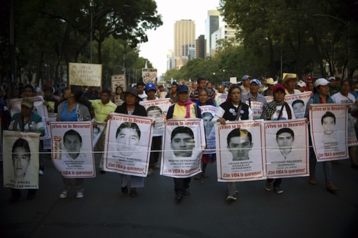 Marcha por los 43 estudiantes de Ayotzinapa. (Yuri CORTEZ/AFP)