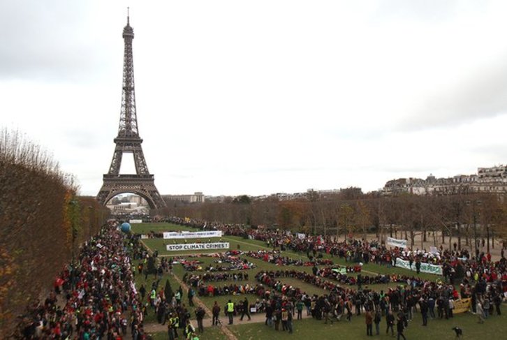 Plus de 20 000 personnes se sont rassemblées sur le Champ de Mars à Paris. @1000Alternatiba