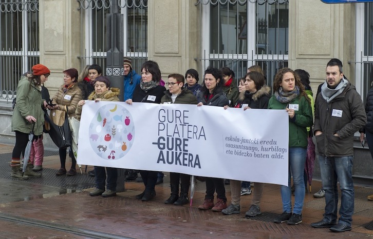 La plataforma Gure Platera Gure Aukera se ha concentrado ante el Parlamento para reclamar un nuevo modelo de comedores. (Juanan RUIZ/ARGAZKI PRESS)