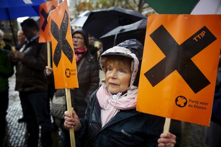 Agricultores y activistas por el clima, en una protesta contra el TTIP en Países Bajos. (Martijn BEEKMAN/AFP)