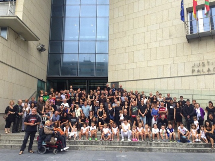 Numerosas familias han acudido a los juzgados de Donostia para conocer in situ la resolución judicial. (Gurasos)