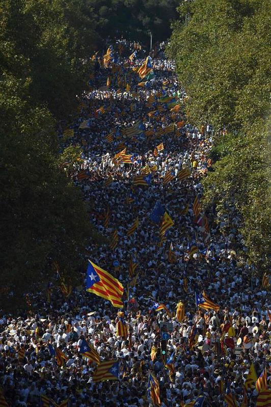 Las calles de Barcelona, llenas de gente por la manifestación de la Diada. (Luis GENE/AFP)