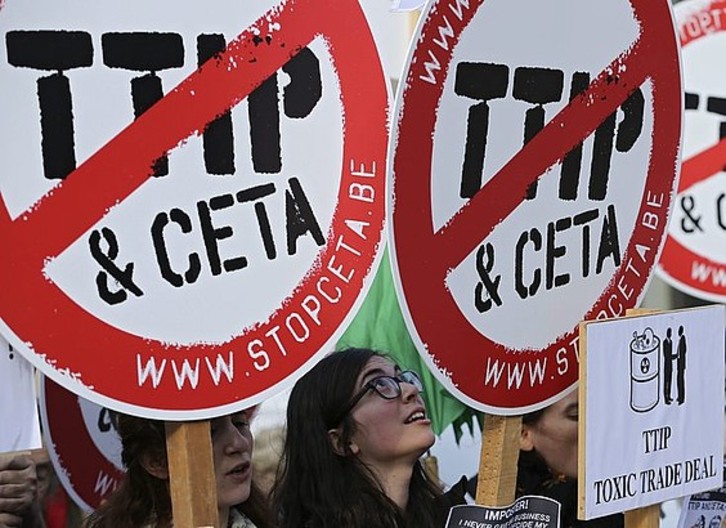 TTIPen eta CETAren aurkako bilkura bat, Bruselan (Belgika). OLIVIER HOSLET / EFE