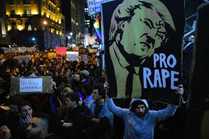 Nueva Yorken Trumpen aurka egindako protesta. (Kena BETANCUR/AFP)