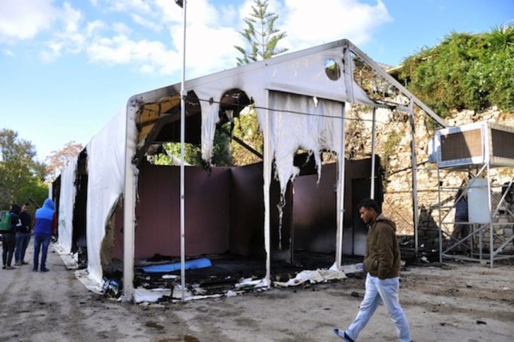 Una carpa afectada por los ataques al campo de Souda, en Chios. (Pantelis FYKARIS/AFP)