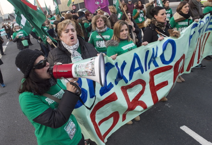 Manifestación en Bilbo de las trabajadoras de las residencias. (Monika DEL VALLE / ARGAZKI PRESS)