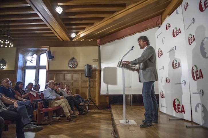 Peio Urizar, durante su intervención en Donostia. (Gorka RUBIO / ARGAZKI PRESS)