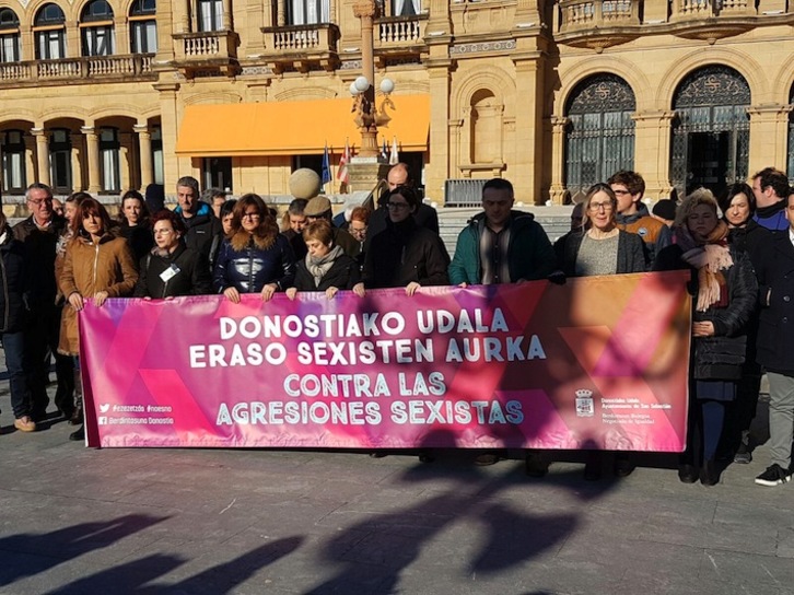 Concentración celebrada este mediodía ante el Ayuntamiento de Donostia. (@ehbildu)