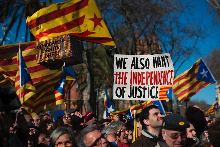 Un cartel reclama la independencia del poder judicial. (Josep LAGO/AFP)