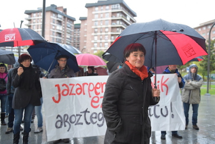 Garbiñe Elizegi, en el exterior de la Audiencia, junto a un grupo que le ha mostrado su apoyo (Idoia ZABALETA-ARGAZKI PRESS)