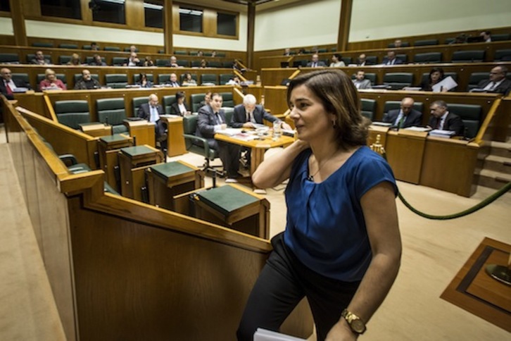 La parlamentaria Leire Pinedo ha sido la encargada de defender la propuesta en nombre de EH Bildu. (Jaizki FONTANEDA/ARGAZKI PRESS)