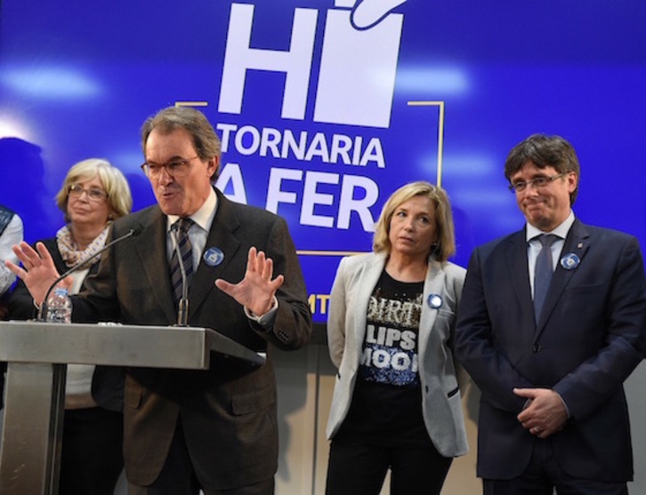Artur Mas, Joana Ortega e Irene Rigau han valorado la sentencia junto a Puigdemont. (Lluis GENE/AFP)