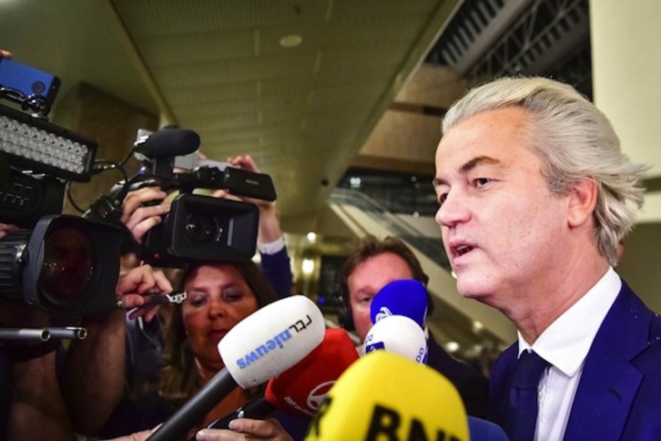 El líder ultraderechista Geert Wilders atiende a los medios tras su derrota electoral. (Robin UTRECHT/AFP)
