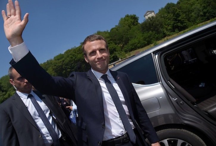 Emmanuel Macron saluda este domingo a sus seguidores. (Bertrand GUAY/AFP)