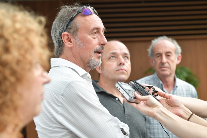 Los alcaldes de Tafalla (Arturo Goldaracena), Atetz (Ezequiel Martín) y Artazu (Javier Albizu) hacen declaraciones tras la votación. (Idoia ZABALETA/ARGAZKI PRESS)