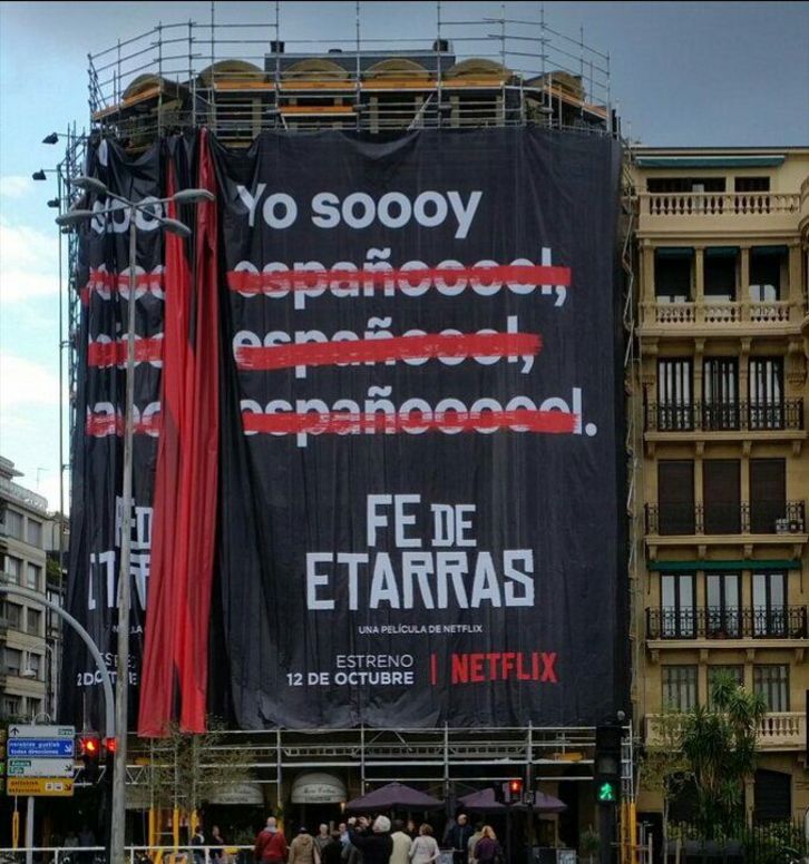 El enorme cartel de Netflix en Donostia ha circulado profusamente de móvil en móvil.