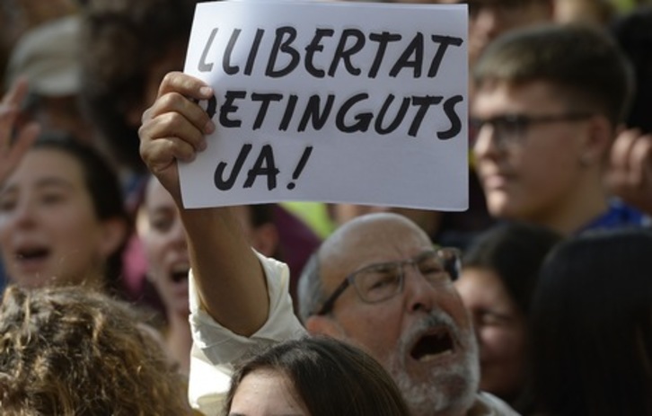 un manifestante reclama la libertad de los detenidos. (Josep LAGO/AFP PHOTO)  