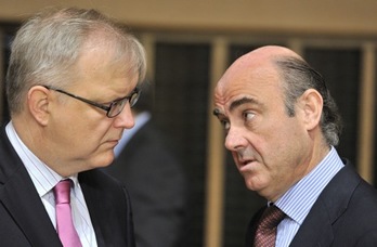 Olli Rehn y Luis de Guindos, en la reunión del Ecofin del viernes pasado. (Georges GOBET/AFP)