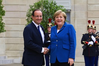 Hollande y Merkel se reunieron ayer en París para preparar la cumbre que arranca hoy. (Bertrand LANGLOIS/AFP PHOTO)