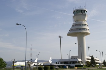 El de Foronda es uno de los aeropuertos afectados por la reducción horaria. (Juanan RUIZ/ARGAZKI PRESS)