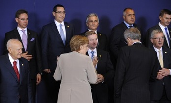 Angela Merkel gesticula mientras los jefes de Estado y de Gobierno de la UE se colocan para la foto de familia. (John THYS/AFP) 