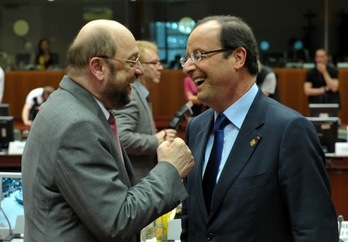 Martin Schulz conversa con François Hollande en un momento de la cumbre. (Bertrand LANGLOIS/AFP)
