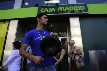 Un hombre participa en una cacerolada frente a una sucursal de Caja Madrid. (Cristina QUICLER/AFP) 