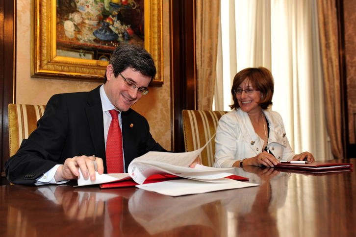 José Iribas y Blanca Urgell suscriben el acuerdo sobre nueve aspectos relativos al euskara. (Idoia ZABALETA/ARGAZKI PRESS)