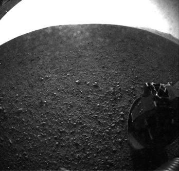 Una de las primeras imágenes remitidas por el robot explorador ‘Curiosity’ desde la superficie de Marte. (AFP PHOTO)