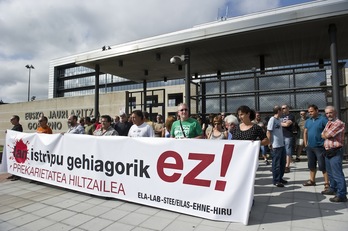 Euskal sindikatu nagusien protesta Gasteizko Gobernuaren egoitza aurrean. Juanan RUIZ / ARGAZKI PRESS
