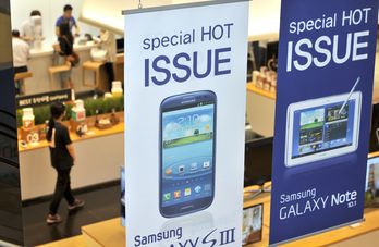 Modelos de Samsung que han sido objeto de denuncia por parte de Apple. (JUNG YEON / AFP)