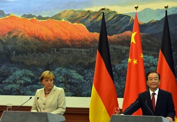 Merkel junto al primer ministro chino, tras la reunión que han mantenido en Beijing. (Mark RALSTON/AFP)