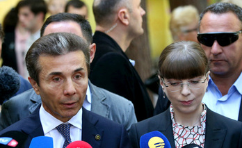 El líder opositor Ivanishvili atiende a los medios. (AFP PHOTO)