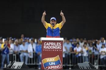 El candidato de la oposición, Henrique Capriles, en el cierre de campaña en Caracas. (Leo RAMIREZ/AFP PHOTO)