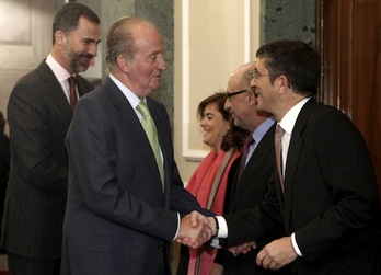 El lehendakari, Patxi López, estrecha la mano de Juan Carlos de Borbón. (EFE POOL)