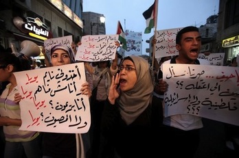 Manifestantes palestinos protestan en Ramalla para pedir la renuncia de Mahmous Abbas. (Abbas MOMANI/AFP)