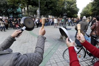 Iruñeko Legebiltzarraren aurrean egin duten protesta. Iñigo URIZ / ARGAZKI PRESS