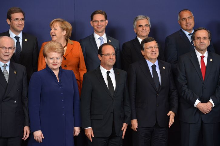 El primer ministro griego, Antonis Samaras, -primero por la derecha- y el de Portugal, Pedro Passos Coellho, -primero por la izquierda de la segunda línea- en la cumbre de finanzas de la Unión Europea. (Eric EFFERBERG / AFP)