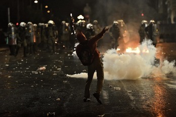 Imagen de una calle de Atenas tras los disturbios entre manifestantes y Policía. (Aris MESSINIS/AFP)