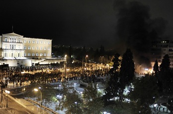 Manifestantes rodean el Parlamento griego, anoche. (Louisa GOULIAMAKI/AFP) 