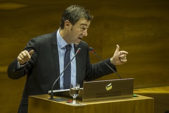 El secretario general del PSN, Roberto Jiménez, durante una intervención en el Parlamento de Iruñea. (Lander FDEZ. ARROIABE/ARGAZKI PRESS)