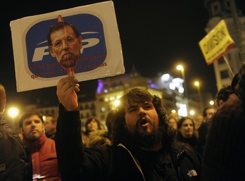 Protesta ante Génova donde cientos de personas reclamaron la dimisión de Rajoy. (Eduardo DIÉGUEZ/AFP)